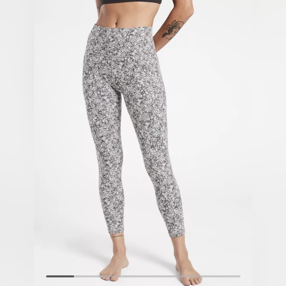 Athleta salutation stash pocket II 7/8 tight leggings size M